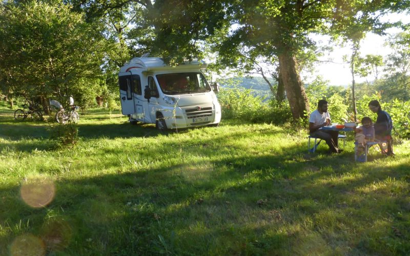 Camping le Chazal_zone naturelle_camping-car_pique-nique